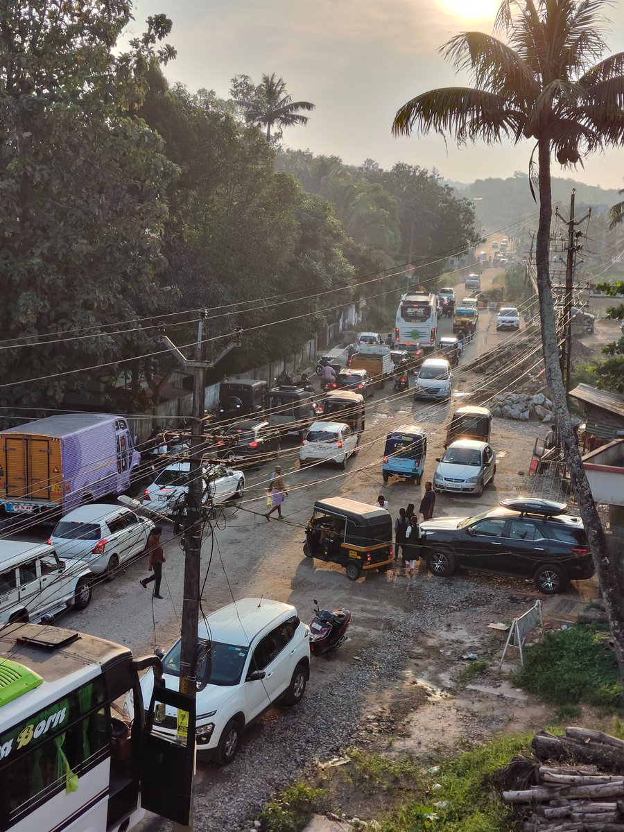 shareeftvm's tweet photo. @riyasdyfi  @keralapwdminister
Unnecessary traffic congestion created due to partial closure of road in a name of bridge construction @Vattamon bridge Anchal Kollam. Buses from other states to Sabarimala area stuck. Urgent intervention by Minister is sought https://t.co/wdULDOMdqP