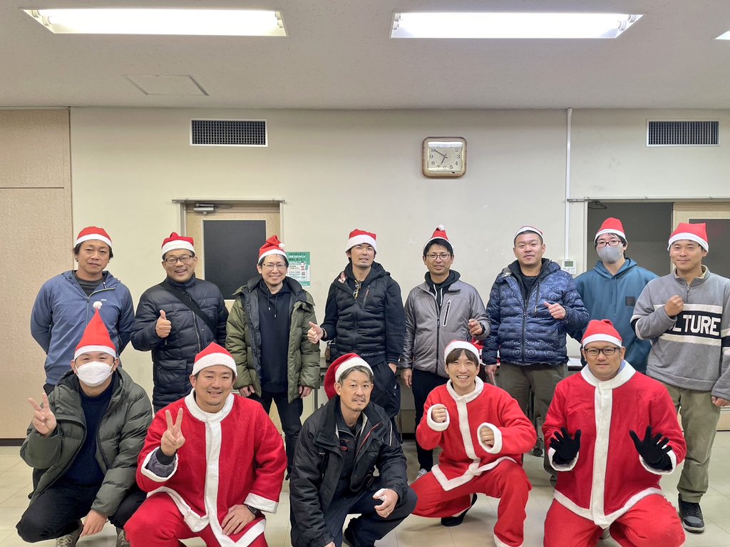 iwakura_s_s's tweet photo. 地域夢づくり事業「サンタが街にやってくる」
応募があった方の中から抽選で当選した方へ、お菓子を配るイベントをおこないました🎂子供さん達が喜んでくれて、意義のあるイベントになりました✨
#商工会
#商工会青年部
#岩倉市
#青年部 https://t.co/9nUroDfMNP