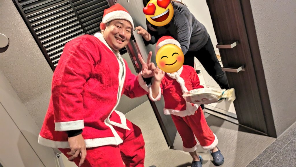 iwakura_s_s's tweet photo. 地域夢づくり事業「サンタが街にやってくる」
応募があった方の中から抽選で当選した方へ、お菓子を配るイベントをおこないました🎂子供さん達が喜んでくれて、意義のあるイベントになりました✨
#商工会
#商工会青年部
#岩倉市
#青年部 https://t.co/9nUroDfMNP