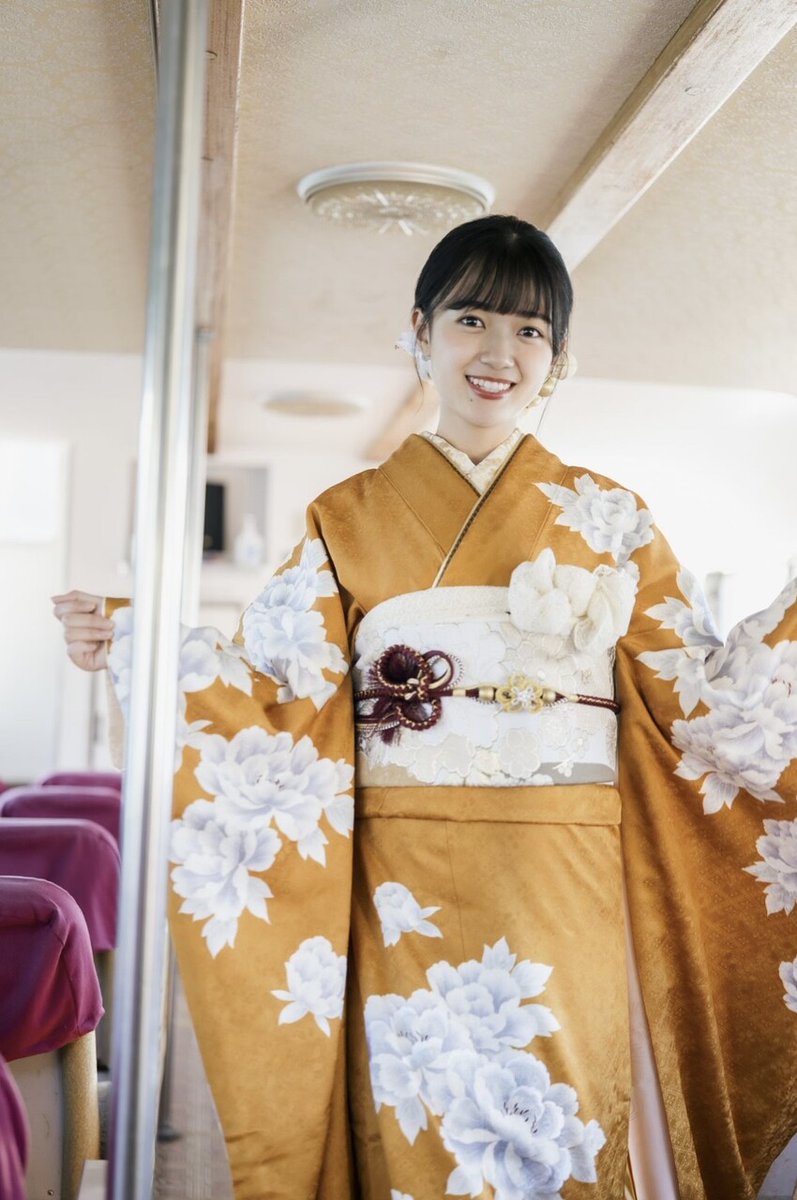 DyZgo7's tweet photo. 『晴れ舞台』

バスに乗って成人式に向かう平○
乗ったバスは満車で男の人の姿しか見えないが平○はそのバスに乗車する

ここから悲劇のスタートとなる https://t.co/c9Y3LrqPk4