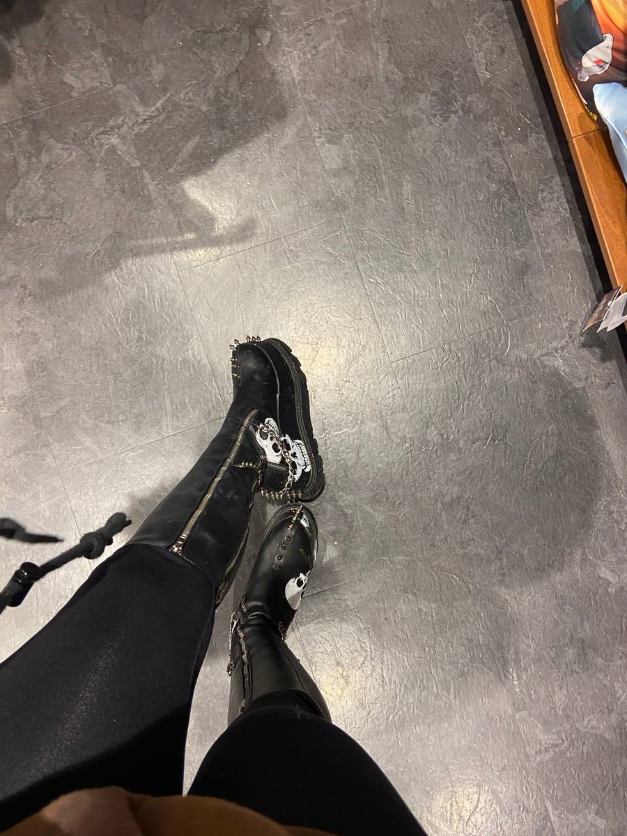 HerrinVik666's tweet photo. Gefallen mir richtig gut. Die Spitzen werden noch viele Sklaven zu spüren bekommen #findom #femdom #boots #Nieten #Stachel #Stiefel #goth #herrin #herrinnen #shoppen #cashandgo #Jungherrin #Domina https://t.co/2emUXLYr05