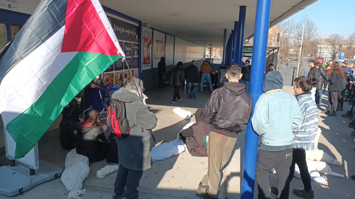 elsetembre's tweet photo. Ara mateix acció al Carrefour de Vic per denunciar la complicitat d'aquest supermercat amb el genocidi contra el poble palestí. Diverses persones han girat cua en saber què fa Carrefour

📸 @ferranmanlleu https://t.co/Y1up3ZCBHV
