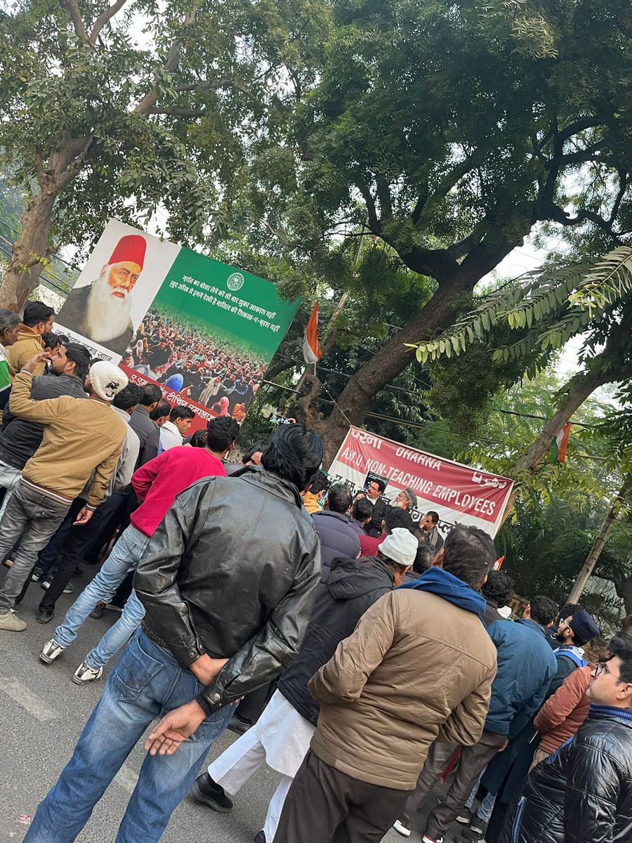 अलीगढ  
58 दिन के धरने के बाद  फूटा  एएमयू कर्मचारियों का गुस्सा , हड़ताल पर बैठे  एएमयू कर्मचारियों का आज गुस्सा फुट पड़ा ,इ सी  की बैठक के दौरान कर्मचारियों ने रजिस्ट्रार को बंद कर दिया जिसके बाद पुलिस की मदद  से रजिस्ट्रार को निकाला गया
<a href="/AMUofficialPRO/">Aligarh Muslim University</a> <a href="/EduMinOfIndia/">Ministry of Education</a>