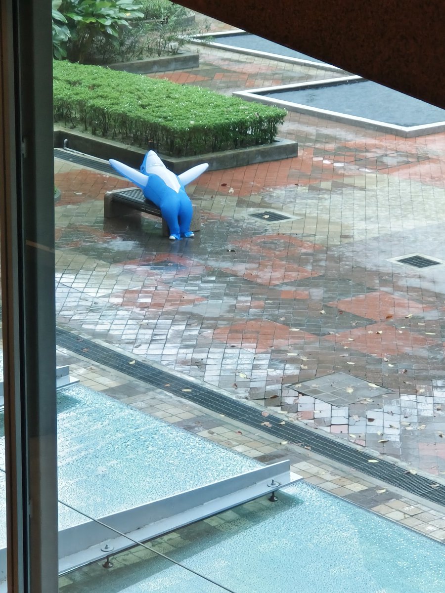 asra_757's tweet photo. I think this was the funniest moment in CF bcs the guy just laid there for an hour even though it was raining😭 
#ComicFiesta2023 https://t.co/O5Z3dMtcDC