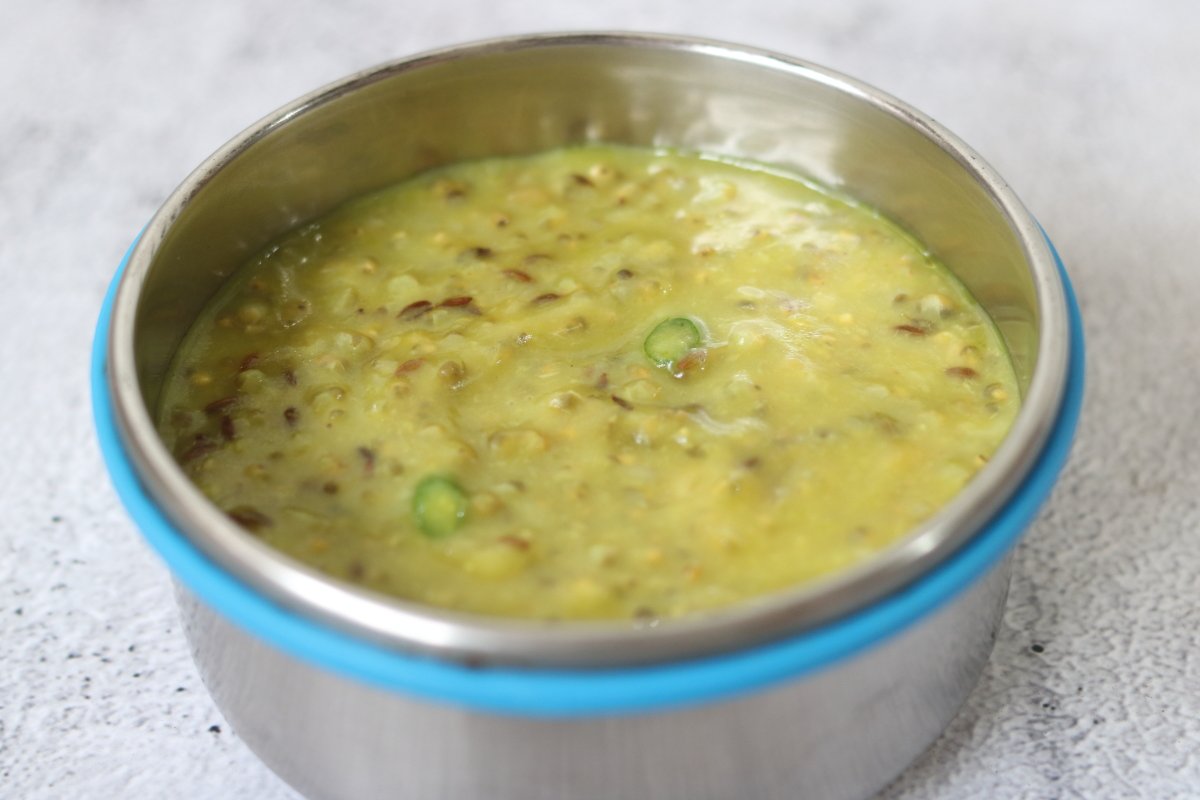 ahaaram's tweet photo. Bajra Khichdi

#recipe @ https://t.co/ab0cz9ELWS

Bajra Khichdi (called Bajrichi Khichdi in Maharashtra) made with Moong Dal and Bajra was lunch today. It os flavoured with a ghee-based tempering of cumin, green chillies, ginger, and asafoetida.

#vegetarian #winter #Millets https://t.co/czasTnb8nr