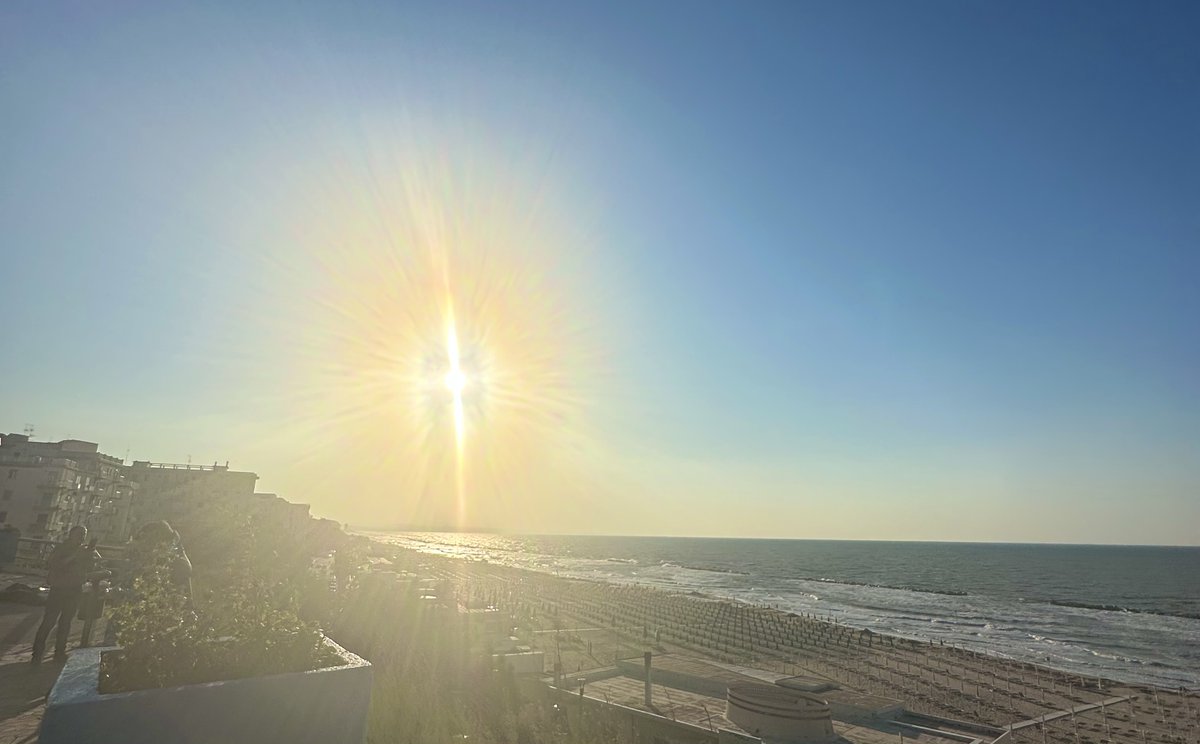 Termolinet's tweet photo. Una #croce nel sole sopra il mare di Termoli, una #luce brillante compare nel #cielo. Che sia un Natale di Pace per tutti...
https://t.co/J3ohJEd0dz 
#Natale2023 #auguri #pace #spirituality https://t.co/urslvHs2cE