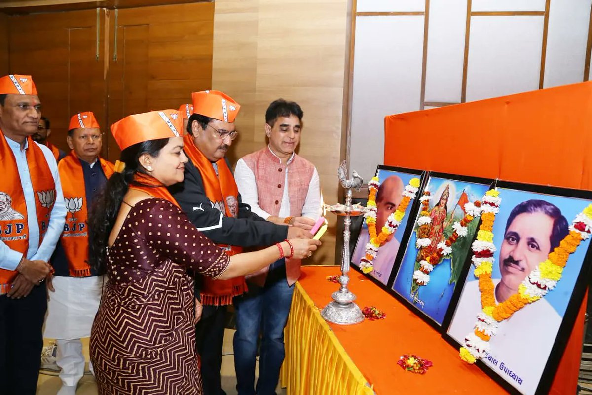 prafulpbjp's tweet photo. આજરોજ ઓલપાડ ખાતે ભારતીય જનતા પાર્ટી - સુરત મહાનગરના તમામ કોર્પોરેટરશ્રીઓનો "પ્રશિક્ષણ વર્ગ" માં સંગઠનાત્મક મ���ર્ગદર્શન આપ્યું.

આ પ્રશિક્ષણ વર્ગમાં સુરત મહાનગર ભાજપના પ્રમુખશ્રી નિરંજનભાઇ ઝાંઝમેરા, મહાનગરના પ્રભારી શ્રીમતી શીતલબેન સોની, મેયરશ્રી દક્ષેશભાઈ માવાણી, પ્રદેશ પ્રશિક્ષણ વર્ગના સંયોજકશ્રી પ્રકાશચંદ્ર પટેલ, મહામંત્રીશ્રીઓ તેમજ દક્ષિણ ગુજરાતના પ્રશિક્ષણ વર્ગના ઇન્ચાર્જશ્રી સહિતના સંગઠનના હોદ્દેદારો ઉપસ્થિત રહ્યા.