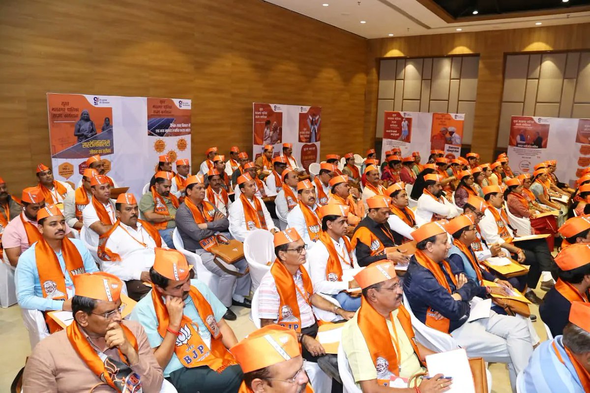 prafulpbjp's tweet photo. આજરોજ ઓલપાડ ખાતે ભારતીય જનતા પાર્ટી - સુરત મહાનગરના તમામ કોર્પોરેટરશ્રીઓનો "પ્રશિક્ષણ વર્ગ" માં સંગઠનાત્મક મ���ર્ગદર્શન આપ્યું.

આ પ્રશિક્ષણ વર્ગમાં સુરત મહાનગર ભાજપના પ્રમુખશ્રી નિરંજનભાઇ ઝાંઝમેરા, મહાનગરના પ્રભારી શ્રીમતી શીતલબેન સોની, મેયરશ્રી દક્ષેશભાઈ માવાણી, પ્રદેશ પ્રશિક્ષણ વર્ગના સંયોજકશ્રી પ્રકાશચંદ્ર પટેલ, મહામંત્રીશ્રીઓ તેમજ દક્ષિણ ગુજરાતના પ્રશિક્ષણ વર્ગના ઇન્ચાર્જશ્રી સહિતના સંગઠનના હોદ્દેદારો ઉપસ્થિત રહ્યા.