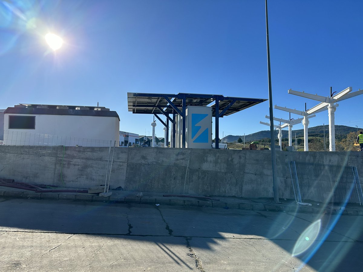 mortiz25's tweet photo. Hola @slcuervo !
Me he encontrado con esto en obras junto a la A-66 en Monesterio (Badajoz). ¿Nuevo cargador @zunder_es? Tiene una pinta impresionante. Seguro que viene de lujo camino de Conil 😉 https://t.co/sEq2lTz3aL
