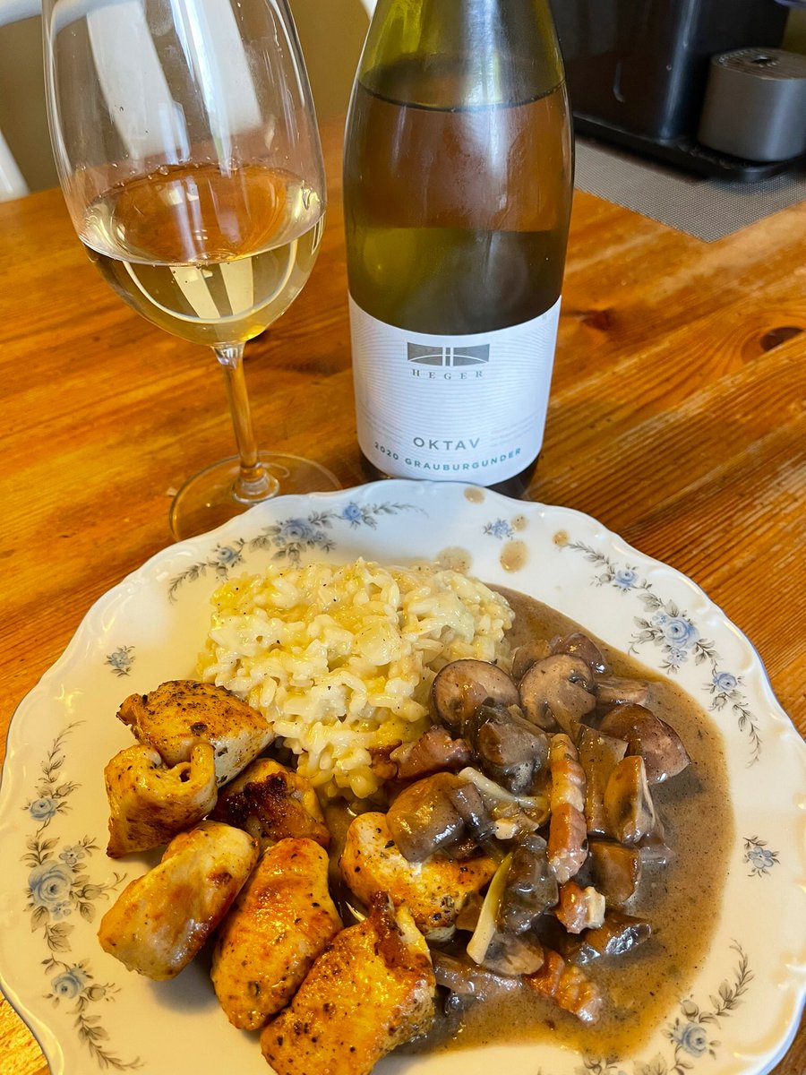 joukesp's tweet photo. #SaturdayLunch #ChickenFilet #Risotto #ChickenStewSauceLeftover #Grauburgunder #Oktav
Feeling better day by day!
Recycled the leftover chicken stew sauce, baked chicken filets & made a glorious risotto.
Perfect pairing w Grauburgunder Oktav by @DrHeger
This did make me happy! https://t.co/PmvqeN6A2a