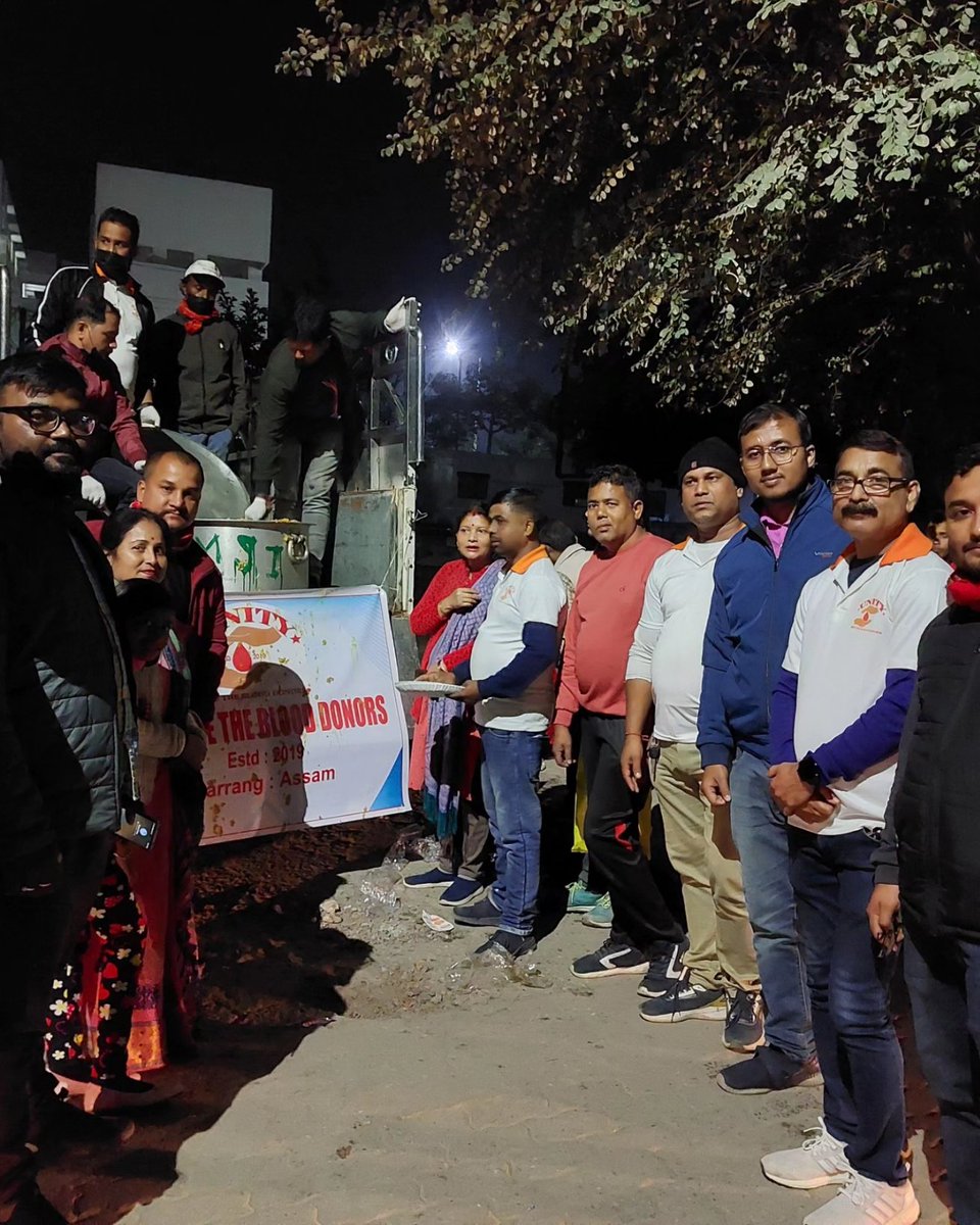 we_donors's tweet photo. ইং ২২-১২-২০২৩ তাৰিখ শুক্ৰবাৰে   
#UNITY_we_the_blood_donors  কেন্দ্ৰীয় কমিতিৰ সভাপতি, সহকাৰী সম্পাদকৰে সৈতে একাংশ বিষয়ববীয়া আৰু একাংশ সদস্যৰ সহযোগত #মঙলদৈ_অসামৰিক_চিকিৎসালয়ত চিকিৎসাধীন হৈ থকা ৰোগীৰ পৰিয়ালক ৰাতিৰ এসাঁজ আহাৰ যোগানৰ ব্যৱস্থা কৰে ৷ https://t.co/M3DpGX5Epx
