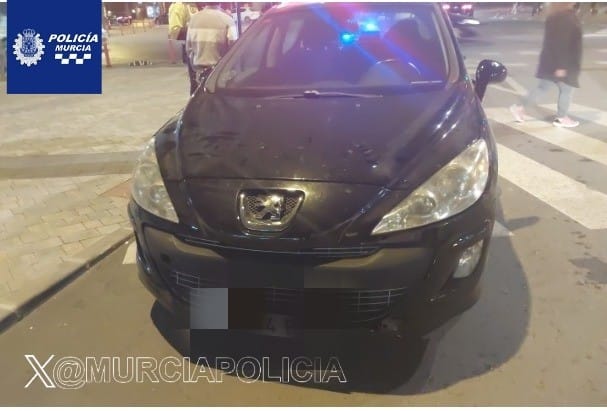 MurciaPolicia's tweet photo. 🚔 Agentes de Tráfico interceptan un 🚗en #ElRollo, #ElCarmen, cuyo conductor circulaba de manera zigzagueante.
Tras la prueba de alcoholemia, se constató que triplicaba la tasa máxima permitida.
El individuo será investigado por presunto delito contra la #SeguridadVial 🚫🍻 https://t.co/lQaaa0ryjn