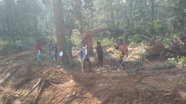 हम 44 डिग्री तापमान में उबल जाते हैं
उन्हें फर्क नहीं पड़ता उनके घर सेंट्रलाइज एसी है
हमारे घरों में बोर सुख रहा है
उनके घरों में हिमालयन पानी बोतल में पहुंच जाएगा
हमारी हसदेव समेत नदियां सूखेंगी मवेशी और हम प्यासे रहेंगे
उनके बच्चे समान समेटकर विदेश चले जाएंगे

हमारे तेंदू चार