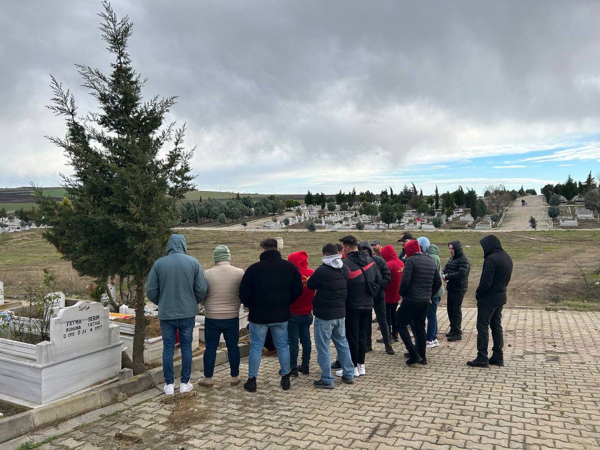 uAYurtici's tweet photo. Yakın zamanda kaybettiğimiz ultrAslan Tekirdağ temsilcimiz Cenk Serim’in kabri başında temsilciliklerimiz ile birlikte dualarla andık ve ikramlarda bulunduk. Asla unutulmayacaksın
#KalbimizdesinCenkSerim 

#uAYurtiçi https://t.co/ZFHjGjnk6X