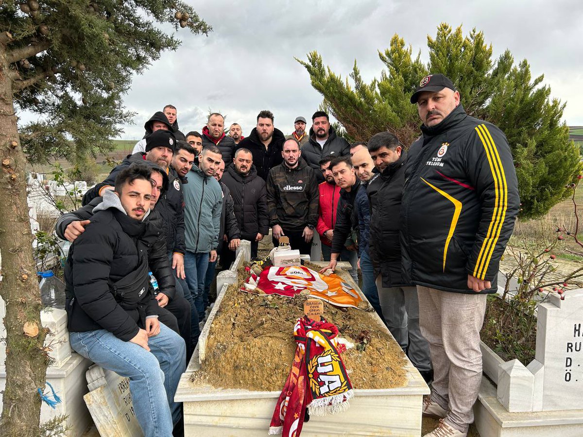 uAYurtici's tweet photo. Yakın zamanda kaybettiğimiz ultrAslan Tekirdağ temsilcimiz Cenk Serim’in kabri başında temsilciliklerimiz ile birlikte dualarla andık ve ikramlarda bulunduk. Asla unutulmayacaksın
#KalbimizdesinCenkSerim 

#uAYurtiçi https://t.co/ZFHjGjnk6X