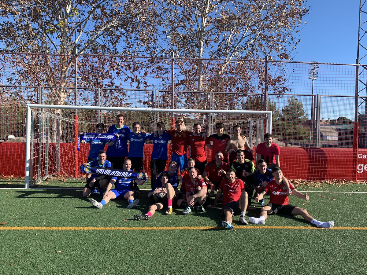 UnionAzulona's tweet photo. Esto es fútbol, papá!
Los chavales de la UA contra una selección del resto del mundo. Fútbol champán en estado puro. https://t.co/tWgU0vCmQZ