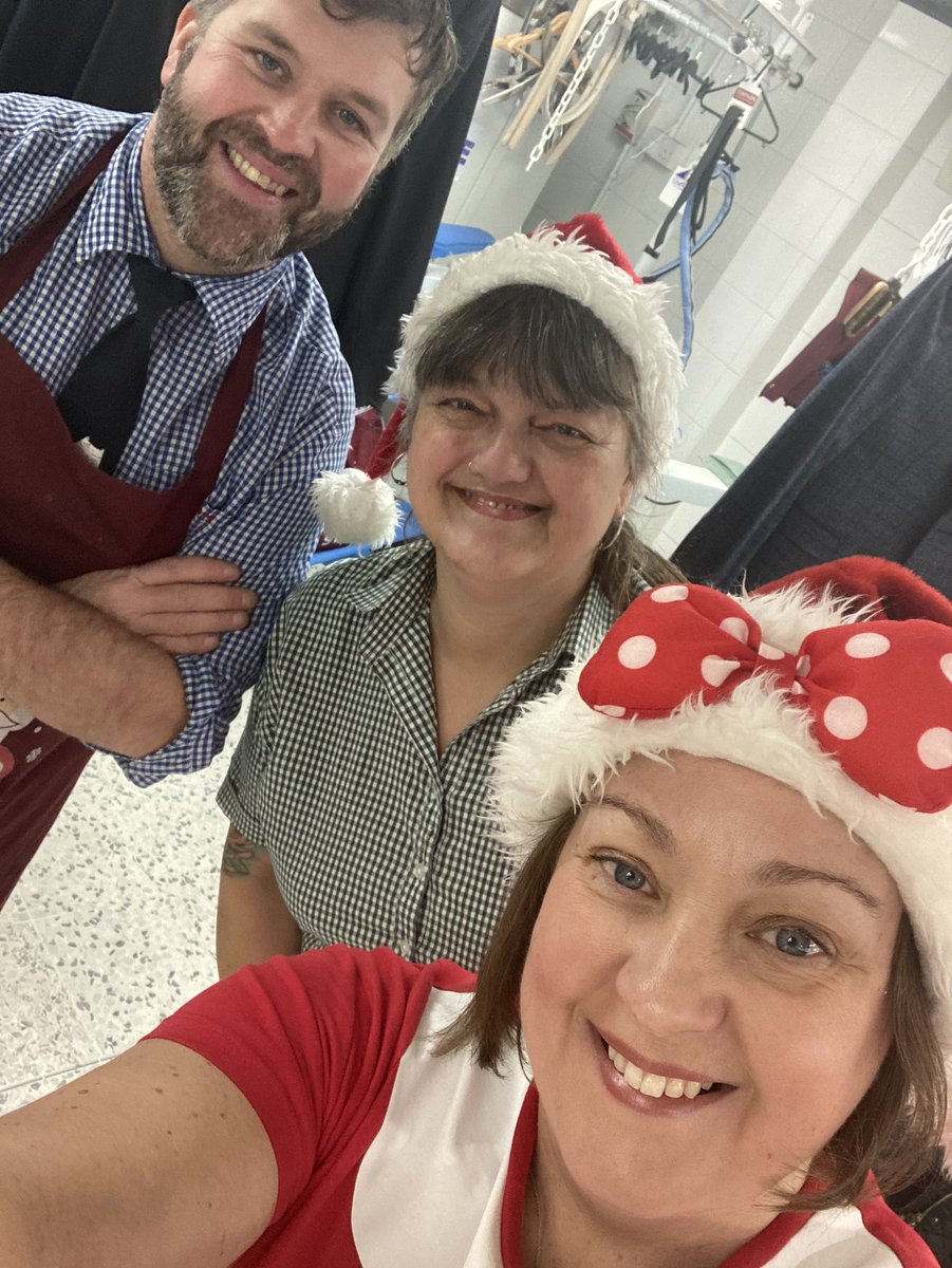 Spreading festive cheer # love my job @Timpson_News @JamesTCobbler @staceshallcross @bizswords @darrenbrowna6