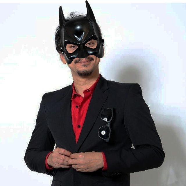 <a href="/riangclub/">𝙍𝙪𝙖𝙣𝙜 𝙍𝙞𝙖𝙣𝙜 𝙂𝙚𝙢𝙗𝙞𝙧𝙖</a> Tidak pernah sekalipun Sebastian menghadiri acara bertema seperti ini. Tadi saja, sebelum berangkat ke lokasi, ia mampir ke 𝖳𝗈𝗒𝗌 𝖪𝗂𝗇𝗀𝖽𝗈𝗆 untuk membeli topeng Batman. Lalu sekarang ia menulis: 

"Sebastian Baja Hitam was here."