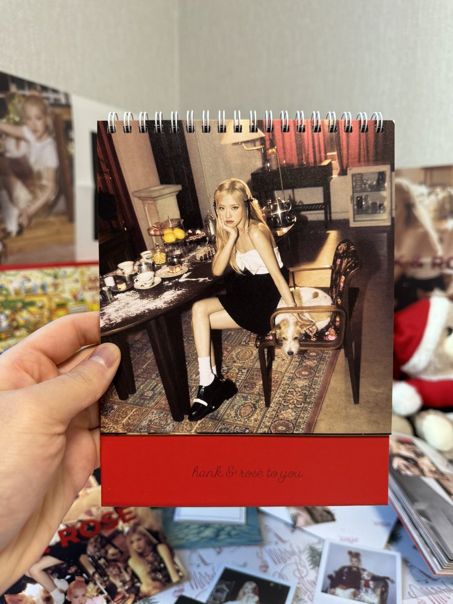 WhatIsBeautyK's tweet photo. 로제 덕에 너무 따듯한 연말 💜🩷

#Rose #Seasons_Greetings #rosehank #hankrose #blackpink #jennie #christmas https://t.co/3msX6avufj