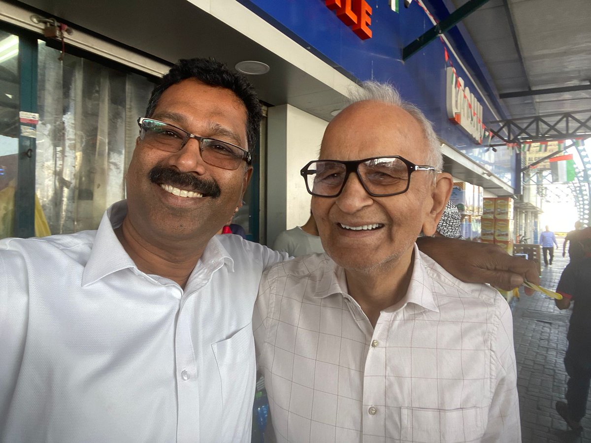 ckbothra's tweet photo. आज बाजार में पापा गाड़ी से उतरे तो
नासर भाई (केरला) मिल गए।
---
पापा को काफी दिनों के बाद मिले तो 
लिपट गए।
---
फिर बोले कि आपके साथ 
फोटो खींचना मांगता।
(मलयाली लोगों की हिंदी 
उतनी शुद्ध नहीं होती) https://t.co/GJpdfbLeVQ
