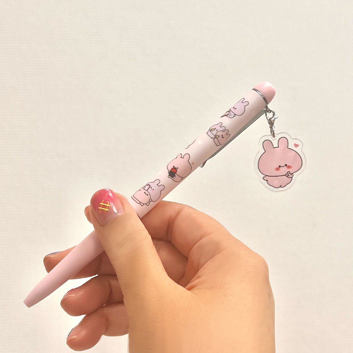 asamimichaan's tweet photo. こちらのおしりサンドのデザインのアクリルキーホルダーや、その他にもいろんなグッズが、公式オンラインショップで予約販売中♬🐰

1/5(火)10:59までだよ✨

https://t.co/tXefV0PVWP https://t.co/fwdLszlQ0U