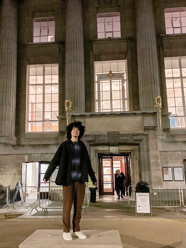 syedlahhh's tweet photo. left pic was me back in 2019. visiting london, dreamt of living there. right pic is me yesterday, accidentally re-living my past. manifestation works cause i live here now. whats crazier is that i was wearing that same tshirt under my sweater. https://t.co/0AmnfJlluL