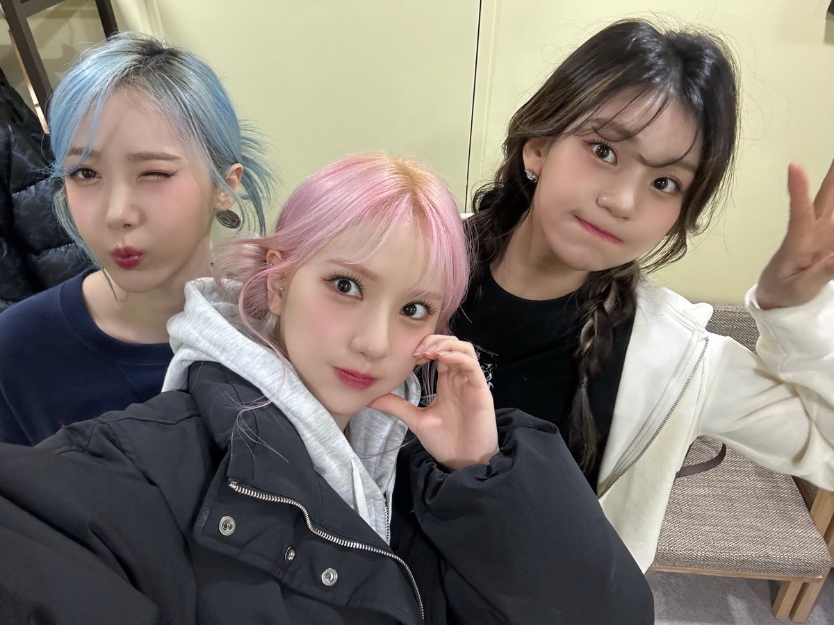 VIVIZ_official's tweet photo. [#VIVId_dayZ] 📸

231223 팬사인회 완료✨

연휴의 시작을 나비들과 함께해서 행복이 두 배🥰 따뜻하게 입고 내일 또 보자🤍

#VIVIZ #비비지 #EUNHA #은하 #SINB #신비 #UMJI #엄지 #VERSUS https://t.co/qKD81YrLz0