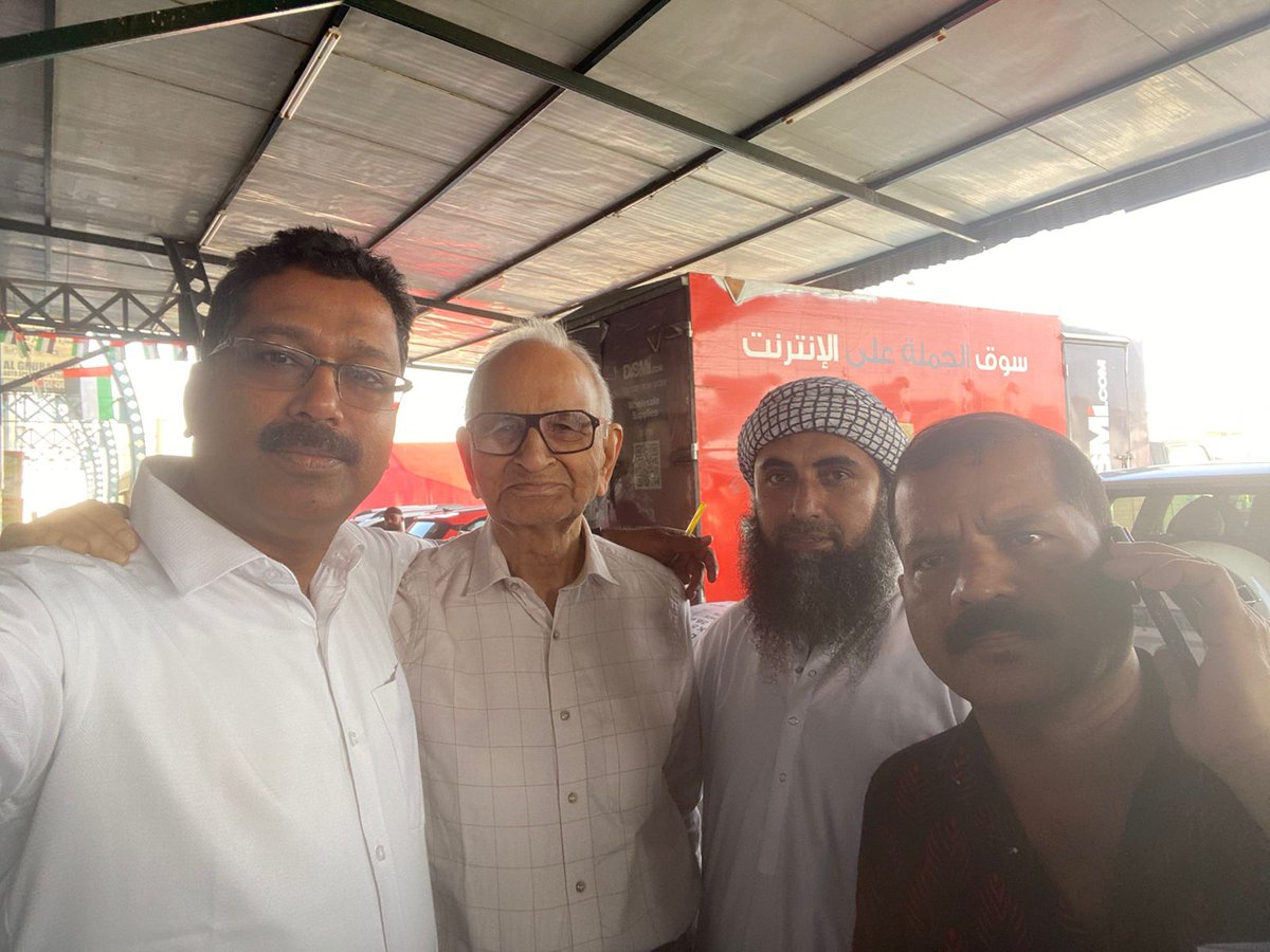 ckbothra's tweet photo. इस तस्वीर में नासर भाई हैं,
पापा के पास में दाढ़ी वाले हकीम खां हैं
(पाकिस्तान से हैं)
---
हकीम खां, 
जिन्हें सब मुल्ला कह कर बुलाते है,
का कहना है कि आप के पापा, 
एक पाक रूह हैं। https://t.co/DYg6NF7chP