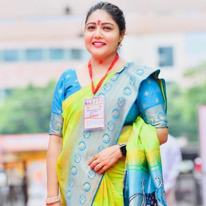 NehaSingh_BJYM's tweet image. मेरी साड़ी मेरा परिधान
#my #saree #mypride

मेरी साड़ी मेरा अभिमान
भारतीय संस्कृति मे साड़ी को स्त्री के सम्मान, अस्मिता एवं रक्षा का प्रतीक माना गया है।
साड़ी ही तो नारी को बनाती गौरवशाली है
#WorldSariDay