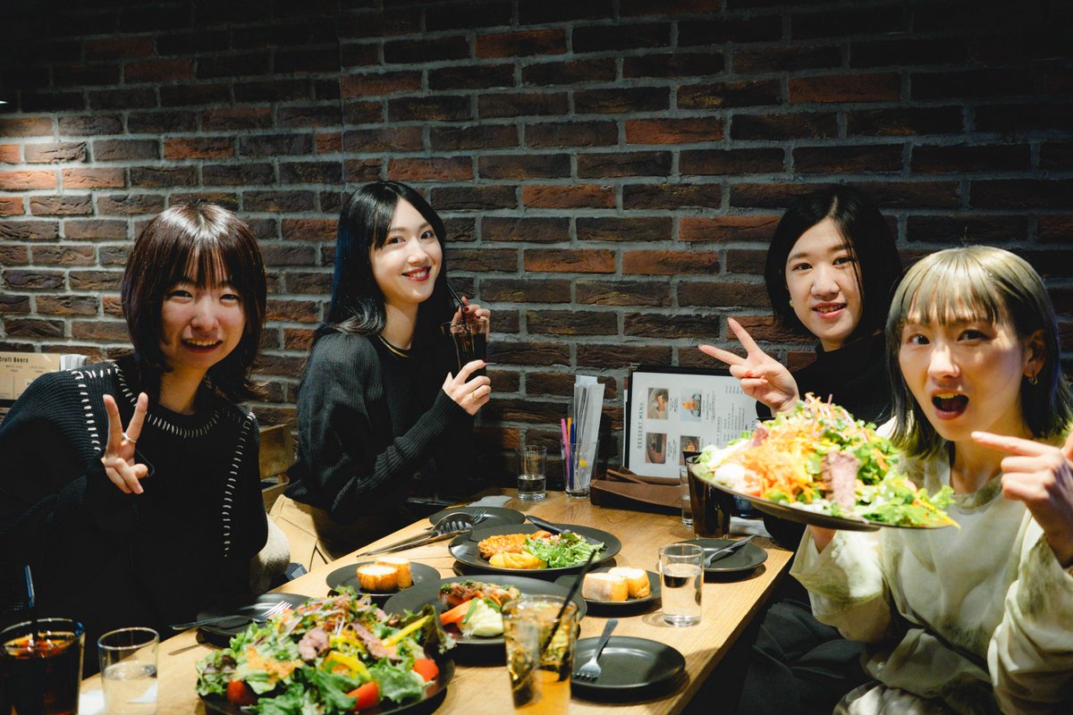 HifumiWeb_d's tweet photo. 今日はヨウさん（ @YMouju ）とサチコさん（ @LsIaGchi ）とReiさん（ @rei01_wd ）とランチ🥗
山盛りサラダを残さず食べたわたしたちはさすがである。
デザインの話やデザインの話やデザインの便利アプリなど教えてもらって楽しすぎた・・・・❣️
中野住みたい🏠 https://t.co/TGId1KjoAS