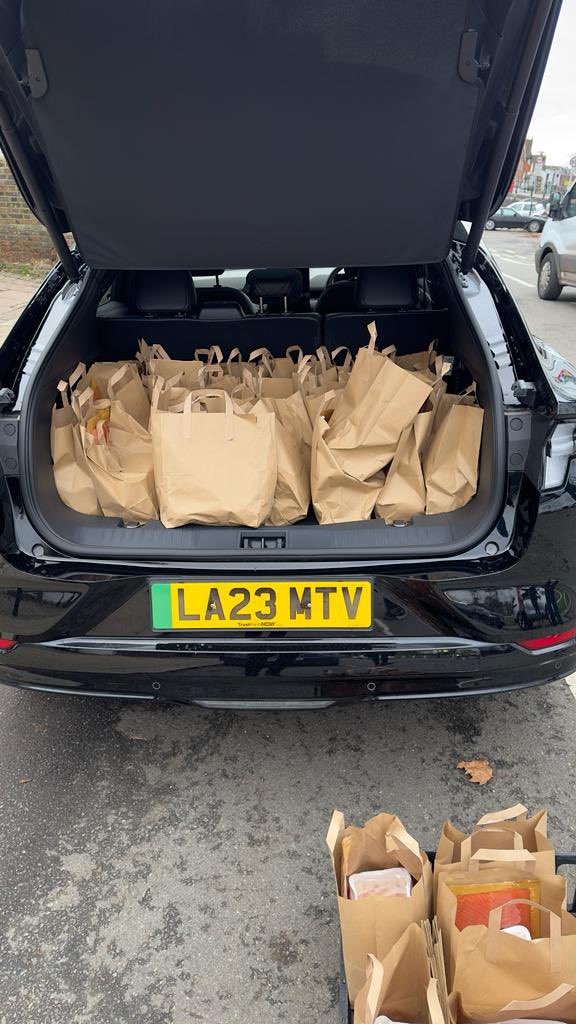 BrentfordFCCST's tweet photo. Thanks to @cricketerskew for another year of supporting families across our community with free Christmas Dinners! 🎉

This year we also had the support of @TrustFordUK as we were able to sustainably deliver dinners to 30 families with over 60 young people benefiting 👏 https://t.co/aUpTz4b5mV