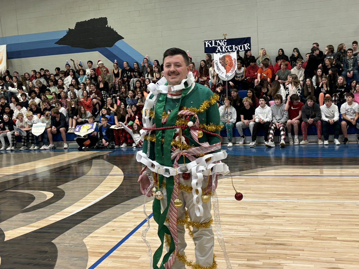 CRMSBlueKnights's tweet photo. CRMS students and teachers have fun before break competing in some reindeer games! https://t.co/UXhvSP5ybD