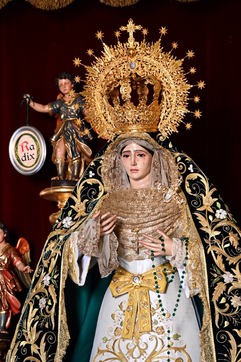 “Virgen primera,
la veterana de un pueblo, 
e imagen fotografiada
en las carteras de las abuelas.

Eres la envidia de la rosa,
el clavel, la azucena,
ni habrá flores en jarras
que merezcan la pena,
si sólo se fijan en ti
siendo la estampa perfecta.”