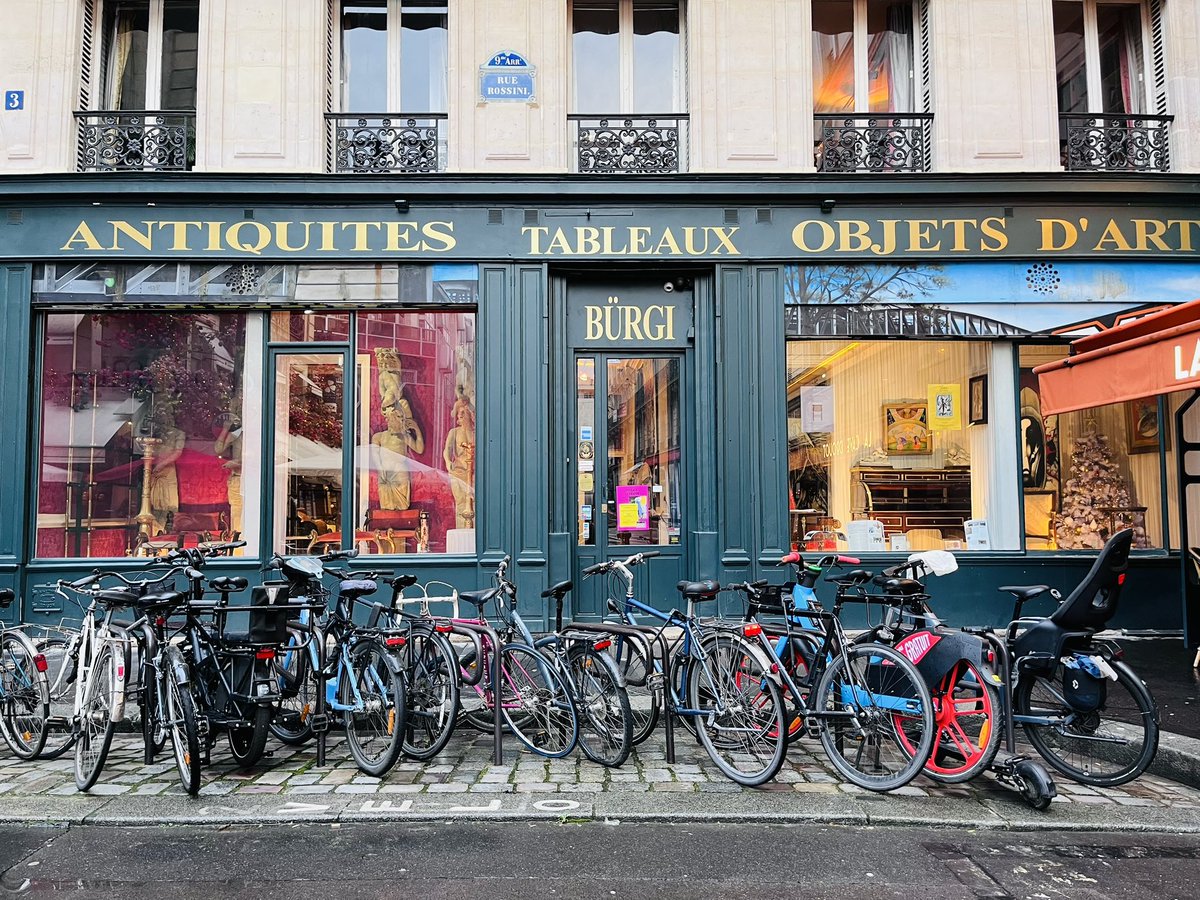 Ce qui frappe est la visibilité parfaite de la vitrine, malgré les 12 véhicules garés devant. 1 seule voiture garée à cet endroit l’aurait fait disparaître et aurait supprimé l’intérêt et l’attractivité du lieu. 

#nobikenobusiness