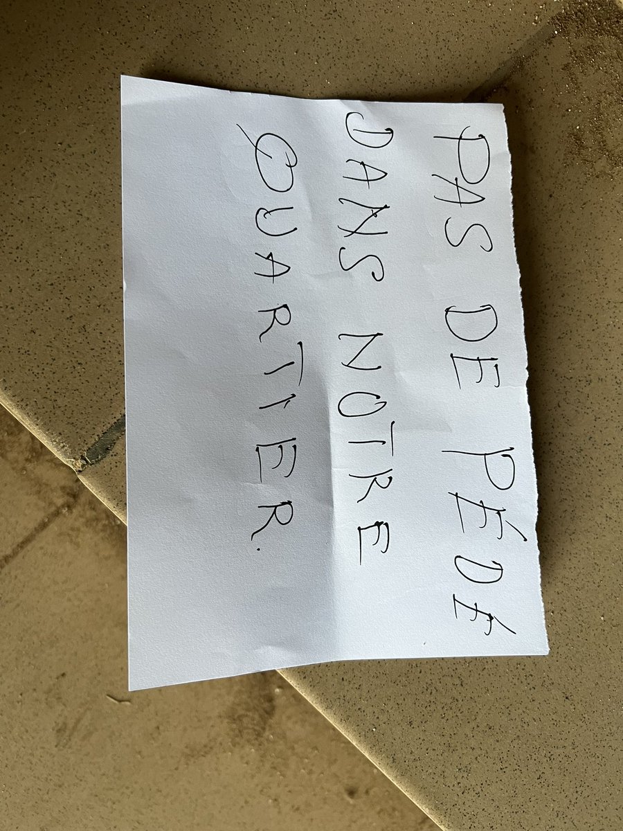 KamiFranckOBA1's tweet photo. JE N’AI PAS À ASSUMER MON HOMOSEXUALITÉ. CEST À VOUS D’ASSUMER VOTRE HOMOPHOBIE 

Je suis rentré chez moi il y a un moment et suis tombé sur ces horreurs. Nous sommes dans un État de droit et je ne cède pas. 
@EgidesAlliance @BerthonJeanMarc @stop_homophobie @FrontLineDefend https://t.co/gB8yNTsi7r