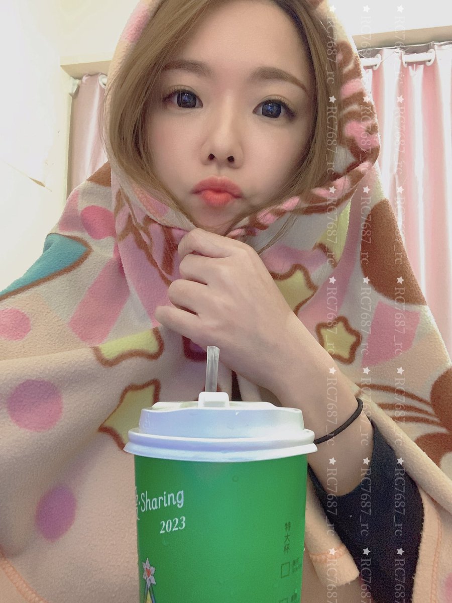 這摸冷的天氣
我又好想喝酸甜的
發瘋的買了一杯無法做熱的西西里
包成這樣邊喝邊拿暖暖包😂
喝到了是心情好啦
後果就是全身發抖  | •́ ▾ •̀ |

抖慘～ https://t.co/tpafeTIEJI