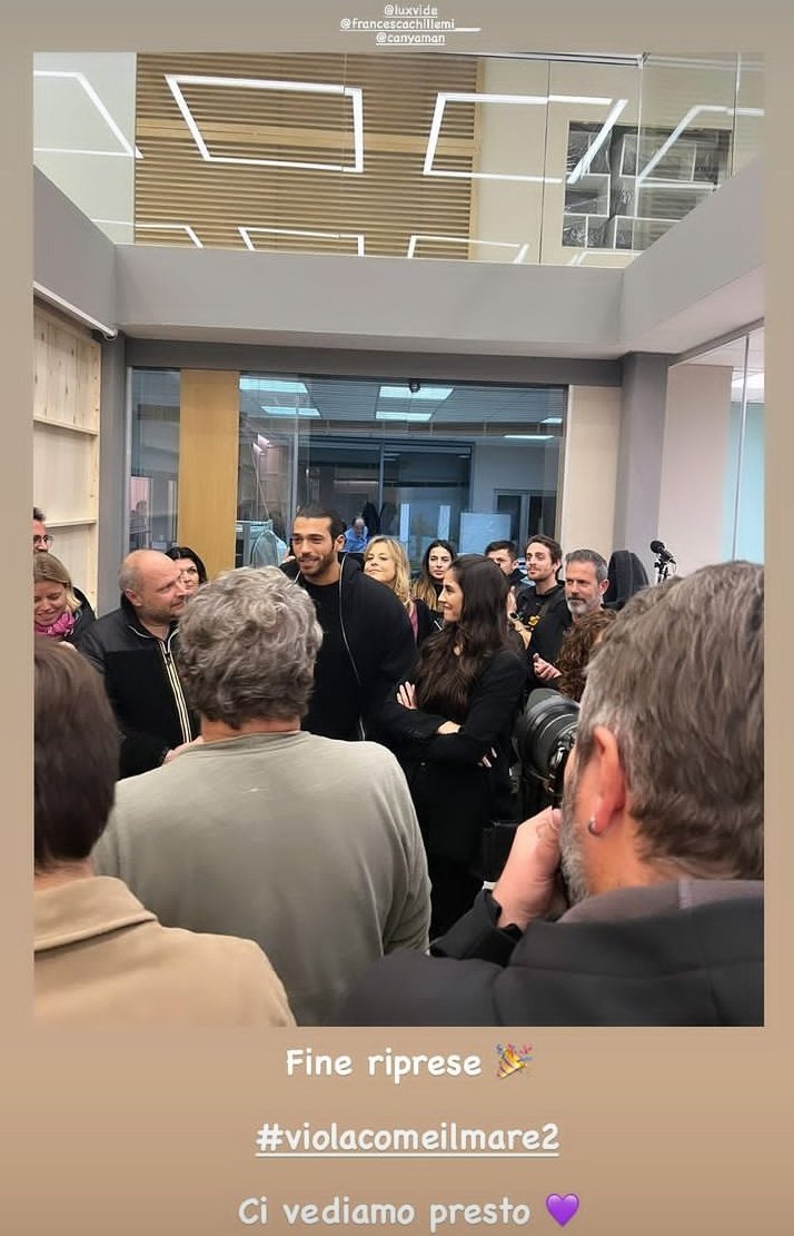 maria1010yo's tweet image. Pidiéndoles un discurso. #CanYaman tímido, sin querer ser protagonista ni robar protagonismo a nadie, como es normal en él en estos casos y al final.... Lo hizo. Ojalá nos lo muestren para escucharlo. 
#ViolaComeİlMare2