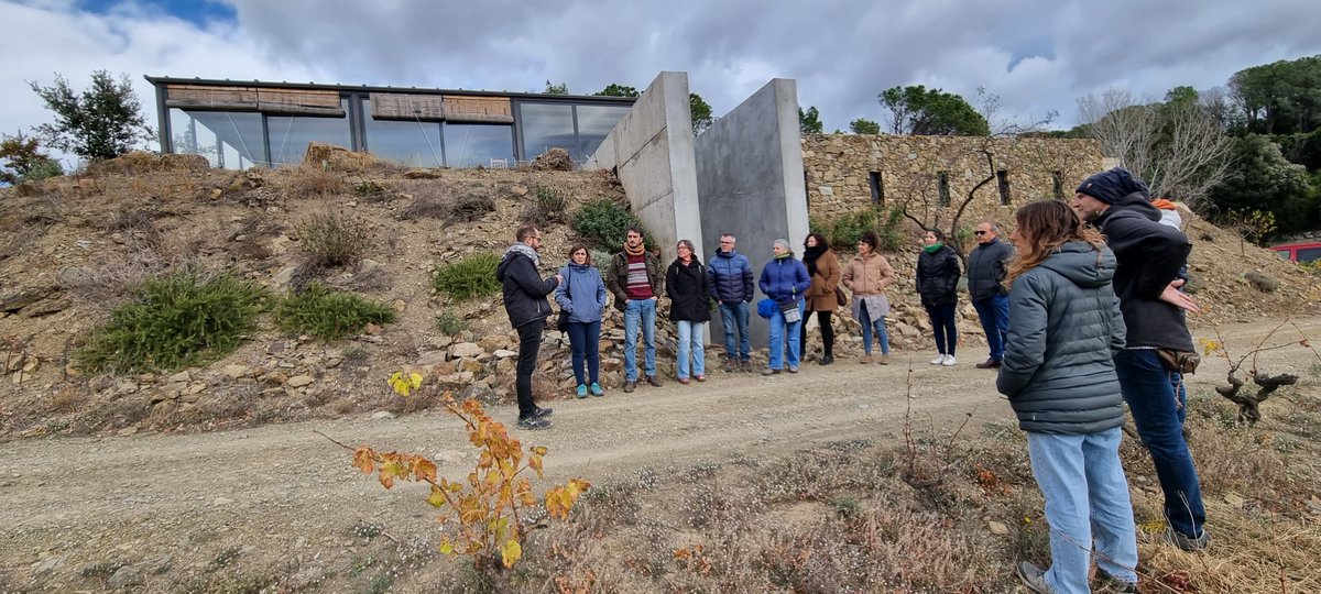 Agroassessor's tweet photo. Aquesta setmana hem compartit experiències a @rimemporda #Rabós #vins mínima intervenció #vinya #Wineyard #Empordà  #TheRegenConsulting @francescfont_ https://t.co/pky0pVokqe