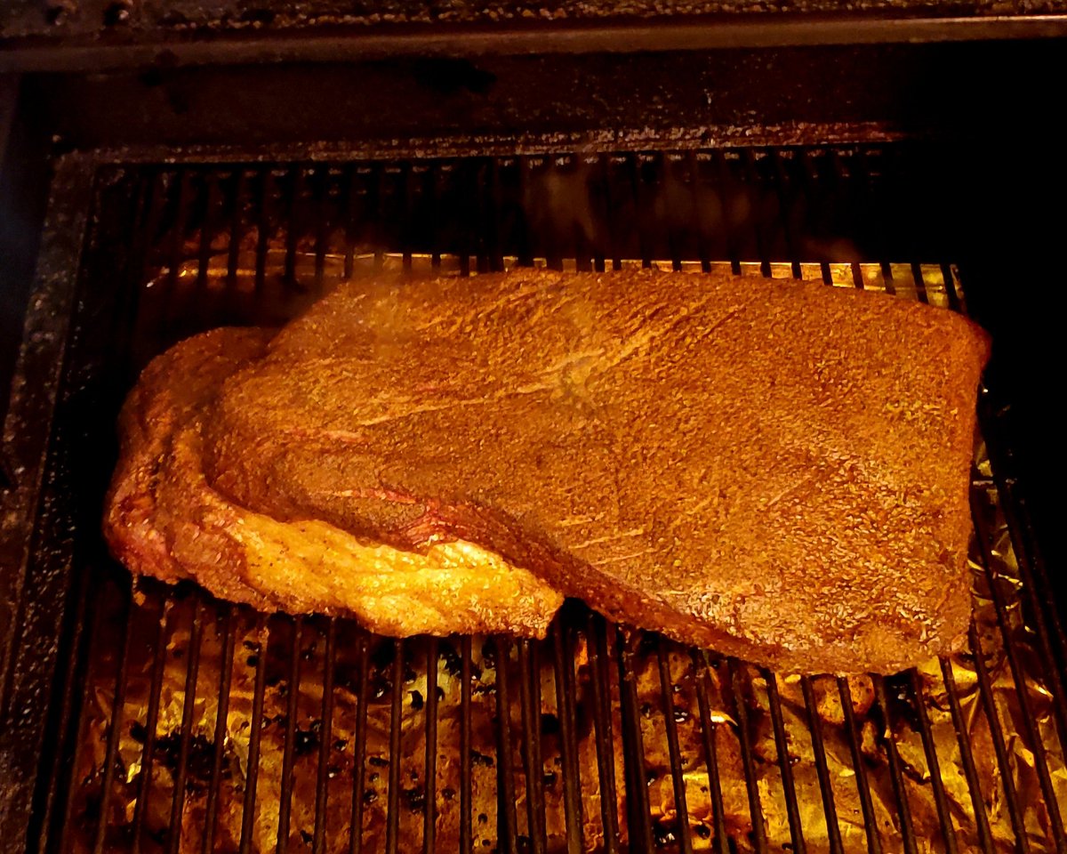 #RollSmoke💨💨💨
Just under 4 hours in. 1st lid lift and 1st spritz(beef broth & Worcester) Bark is setting up nicely 😍 #CampChef been running strong for 11 hours now.
#OvernightBrisket
#CoppertonCarnivore🍻💨🤘