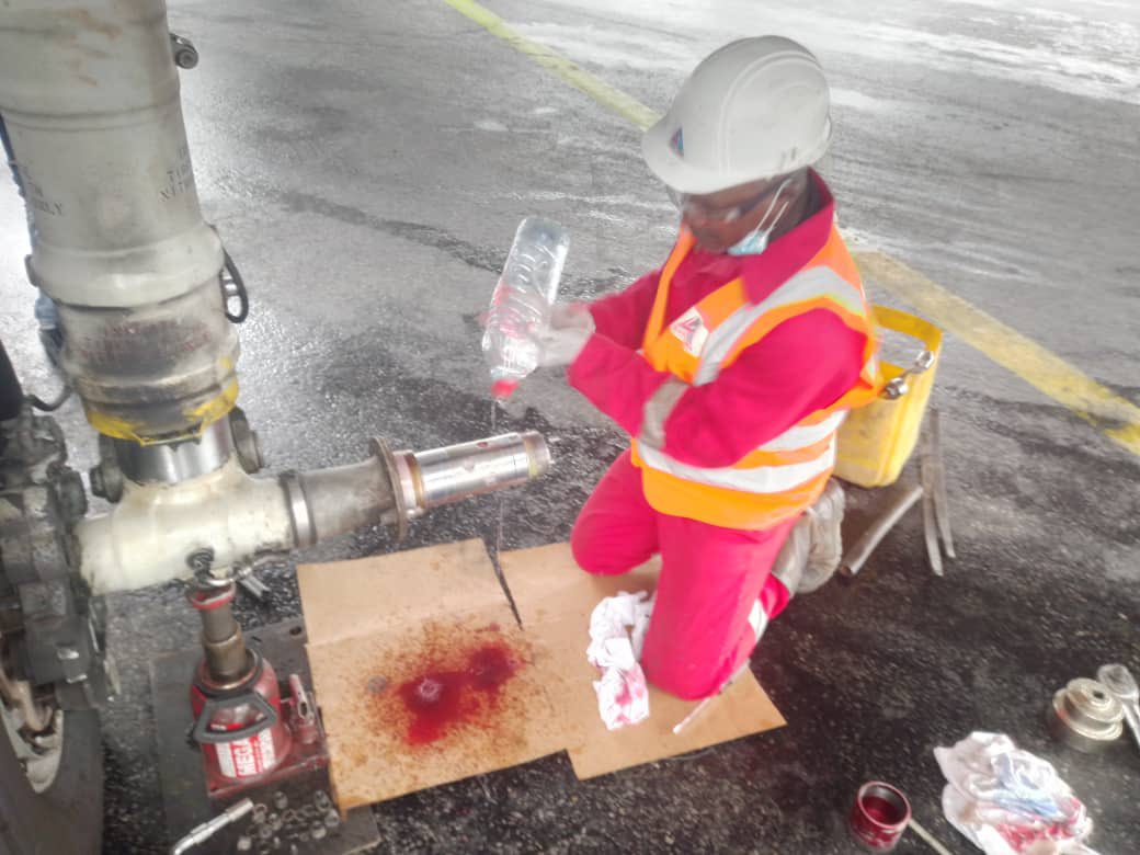 SEATEC__Group's tweet photo. Contrôle non destructif par ressuage sur les fusées de la jambe de train des roues d’un avion ✈️.

#inspection #NDT #DPI #Congo https://t.co/g1ojSCZB5w