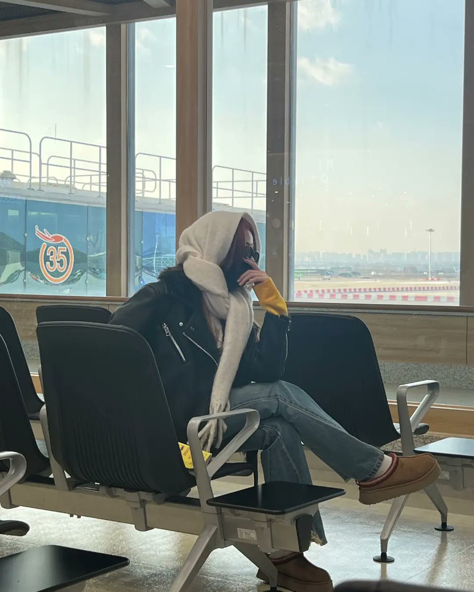 le_sserafimSL's tweet photo. [ WEVERSE UPDATE - #EUNCHE ] 231220

🐥 : "Something suspicious and suspicious about her"

#LE_SSERAFIM #르세라핌 #EUNCHAE #홍은채 https://t.co/9vKugHKkuM