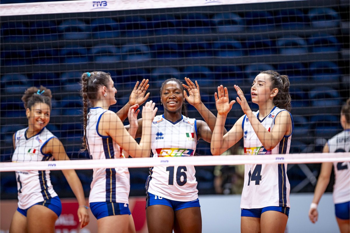 Federvolley's tweet photo. 🇮🇹 𝐍𝐚𝐳𝐢𝐨𝐧𝐚𝐥𝐞 #𝐔𝐧𝐝𝐞𝐫𝟐𝟎 𝐟𝐞𝐦𝐦𝐢𝐧𝐢𝐥𝐞 🇮🇹
Prosegue al Centro Pavesi di #Milano la preparazione delle azzurrine in vista del Torneo #Wevza.
🗒️ LE CONVOCATE ▶️ https://t.co/HX2b6ONaKx https://t.co/IhB53A8Pcw