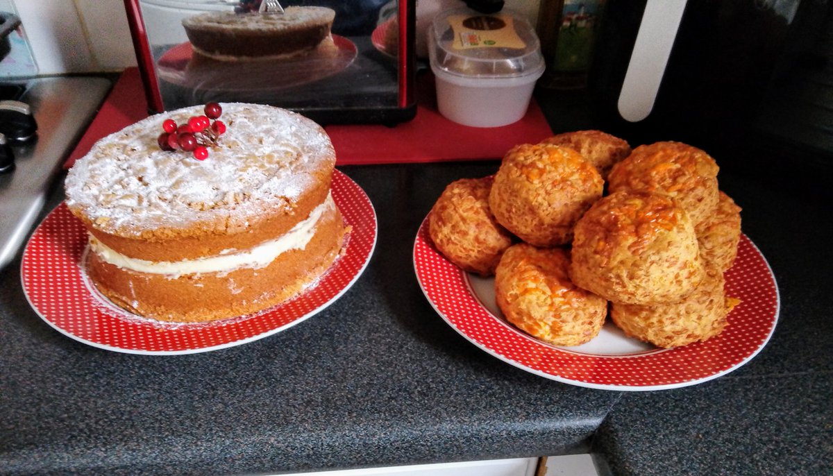 Victoria sponge and some cheesy scones done for my mum and sister 😋