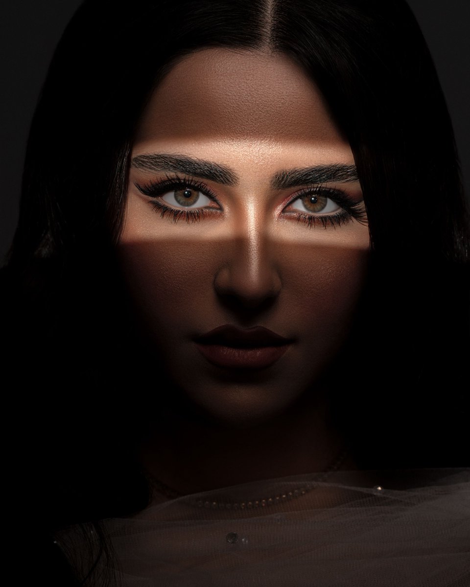 iazooooz's tweet photo. I created a stunning bridal portrait, capturing the beauty in darkness through the play of light. #bridalportrait #beautyintheDarkness https://t.co/0A2IFrpK51