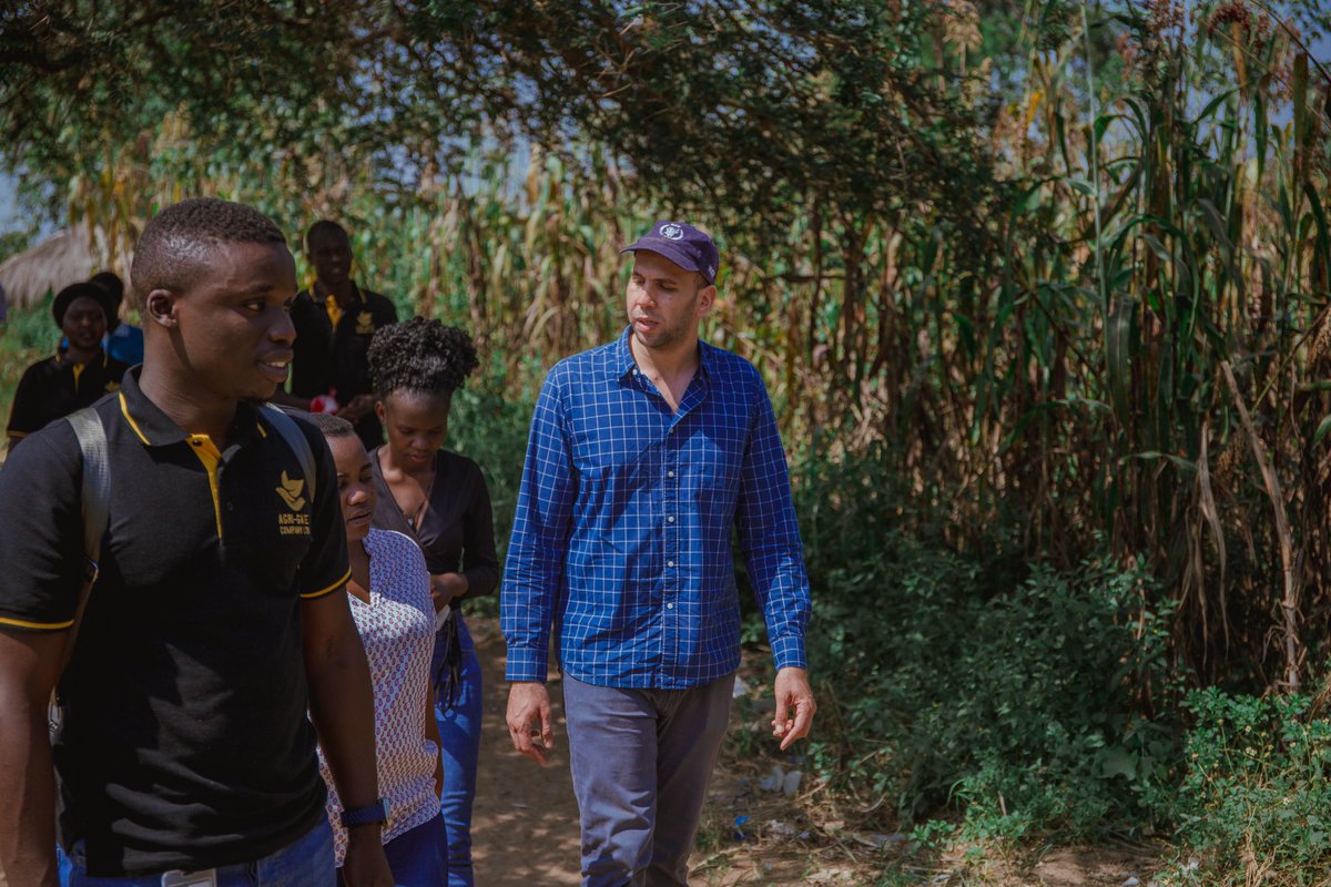 agri_company's tweet photo. Our week in pictures🌱. Hosted the team from @WFP at our farm service center in Yumbe. Together we visited the smallholder farmer’s we’re working with both refugees and host community farmers 👩‍🌾🧑🏻‍🌾 https://t.co/UKAUOjFiBw