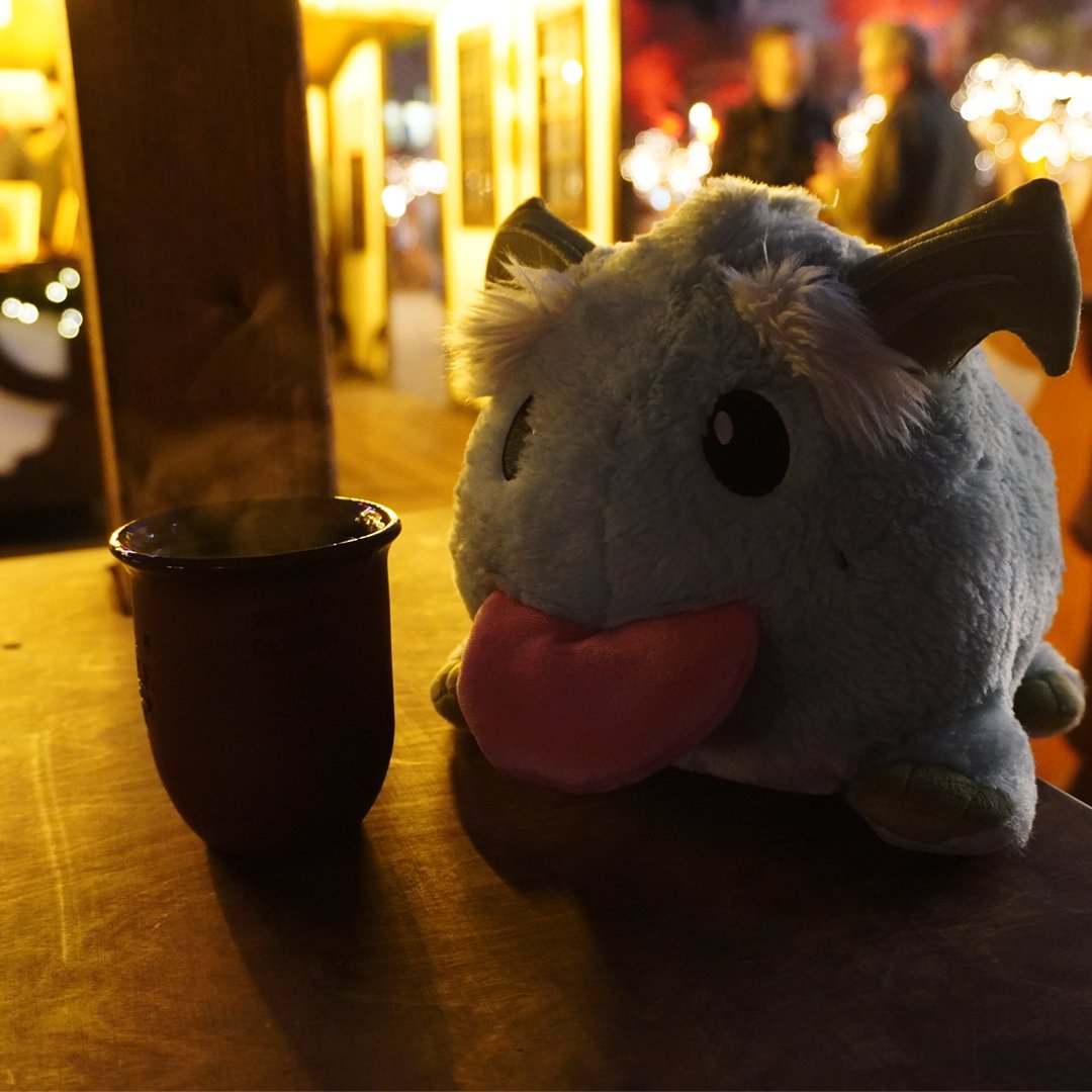 Eine letzte heiße Schokolade, bevor es über die Feiertage nach Freljord geht zur Familie. Doch am Mittwoch bin ich noch mal zurück im Office, denn dort warten noch wichtige Dinge auf mich. Was das sein könnte, erfahrt ihr schon bald. Schöne Feiertage, euer Alfred 🍪