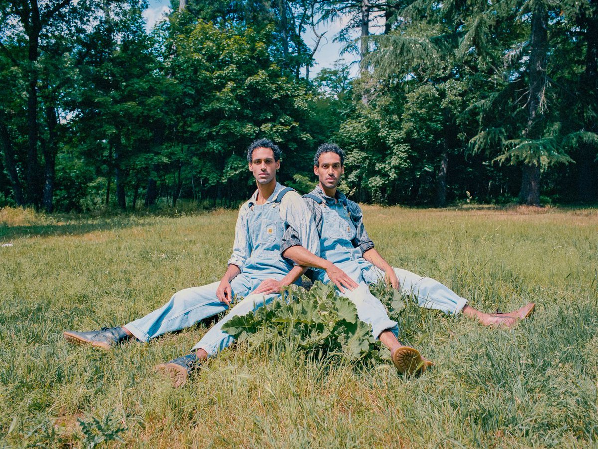 MAXIME MICHELET - EXPOSITION -Dans les albums de famille, les premières photos, épreuves et preuves de nos existences, ne nous racontent pas seuls... Nus au bain, sous le sapin, sur le sable, portraits endimanchés...bit.ly/3VUB4dD