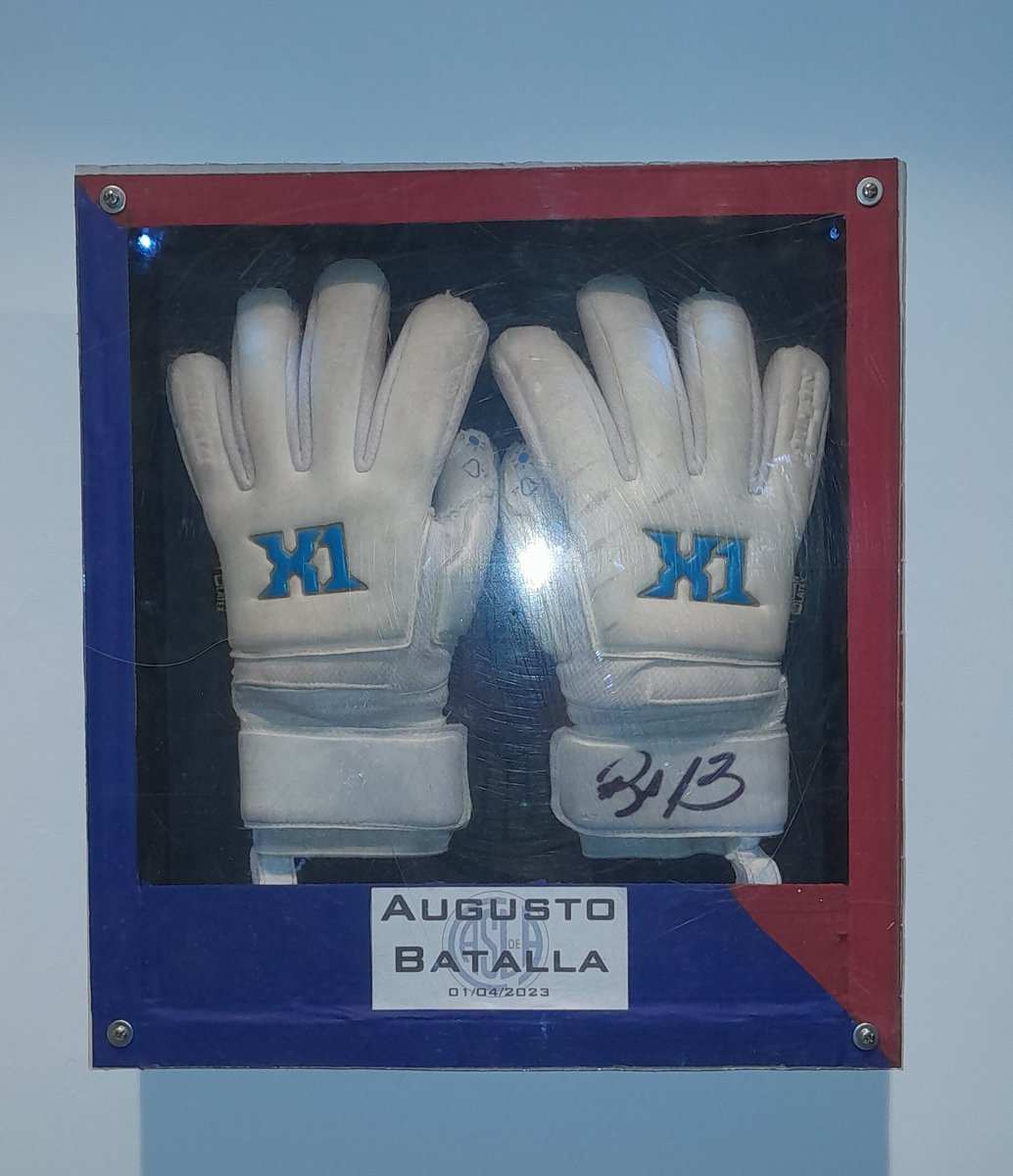palito1185's tweet photo. @AbatallaOK tuvo el hermoso gesto de regalarle sus guantes a mi nena. Hoy un amigo me armo esta cajita para que lo cuelgue en su pieza. MUCHAS GRACIAS PELITO 🔵🔴🔵

#comprenabatalla #sanlorenzo https://t.co/70ncCk7L7d