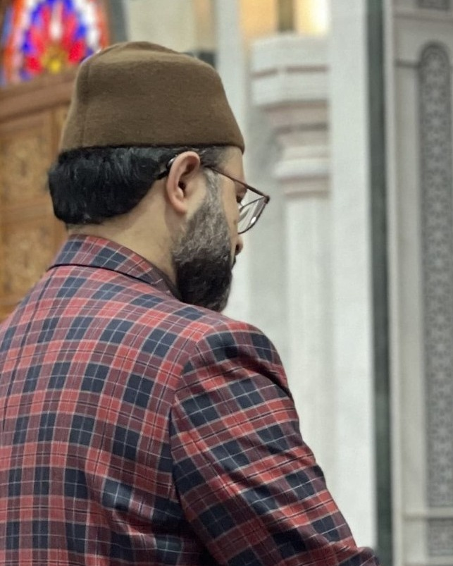 DrHassanQadri's tweet photo. مدینہ منورہ: چیئرمین سپریم کونسل منہاج القرآن انٹرنیشنل ڈاکٹر حسن محی الدین قادری نے شیخ الاسلام ڈاکٹر محمد طاہر القادری دامت برکاتہم العالیہ کے ہمراہ سبعہ مساجد کی زیارت کی اور نوافل ادا کئے۔ اس موقع پر صاحبزادہ شیخ حماد مصطفیٰ المدنی القادری اور صاحبزادہ شیخ احمد مصطفیٰ العربی القادری بھی ساتھ موجود تھے۔

سبعہ مساجد: یہ مساجد مدینہ منورہ میں جبلِ سلع کی مغربی سمت اُس مقام کے نزدیک واقع ہیں جہاں غزوہ خندق کے موقع پر مسلمانوں نے مدین�� منورہ کے دفاع کے واسطے مشہور خندق کی کھدائی کی تھی۔ ہر مسجد کو صحابہ کرام رضوان اللہ علیہم اجمعین کے نام سے منسوب کیا گیا سوائے مسجد الفتح کے جس کو مسلمانوں کی فتح کے ساتھ منسوب کیا گیا۔ شمال سے جنوب کی جانب یہ مساجد بالترتیب اس طرح ہیں مسجد الفتح، مسجد سلمان فارسی، مسجد ابو بکر صدّيق، مسجد عمر بن خطاب، مسجد علی بن ابو طالب اور مسجد فاطمہ [رضی للہ عنہم اجمعین]۔

ان کی تعداد درحقیقت چھ ہے۔ مورخین کے مطابق "مسجدِ قبلتين" کو بھی جو ان چھ مساجد کے مجموعے سے تقریبا ایک کلومیٹر کی دوری پر واقع ہے، بقیہ مساجد کے ساتھ شامل کر دیا گیا ہے۔ اس طرح یہ تعداد سات ہو جاتی ہے۔