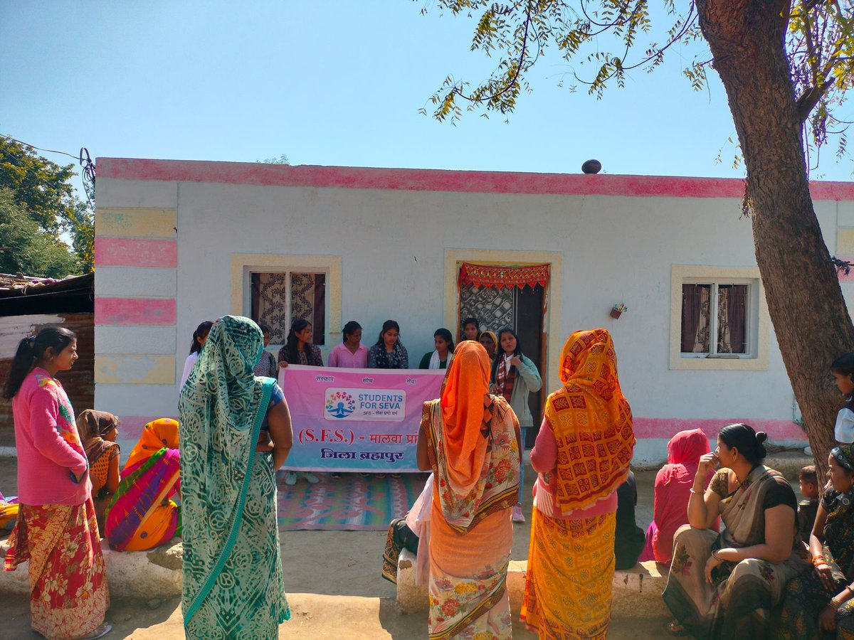 abvpmalwa_mp's tweet image. आज ब्रह्मपुर जिले की नेपानगर इकाई द्वारा सेवार्थ विद्यार्थी (SFS) के माध्यम से स्थानीय बस्ती में ऋतुमति अभियान के अन्तर्गत सैनिटरी पैड्स का वितरण कर महिलाओं एवं छात्राओं को स्वास्थ्य संबंधित जानकारी दी गई ।